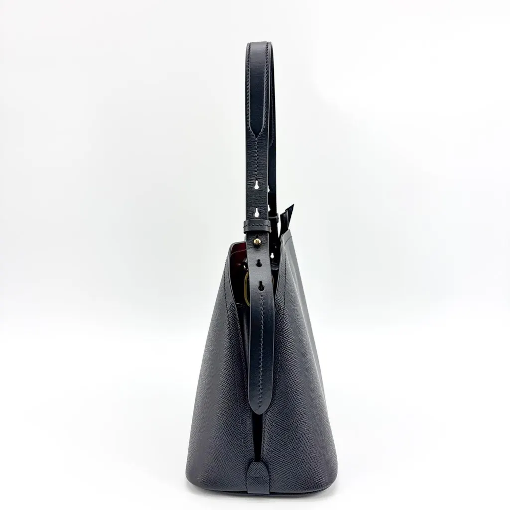 Prada Saffiano Cuir Shoulder Bag Black Black Leather Very good - Model View