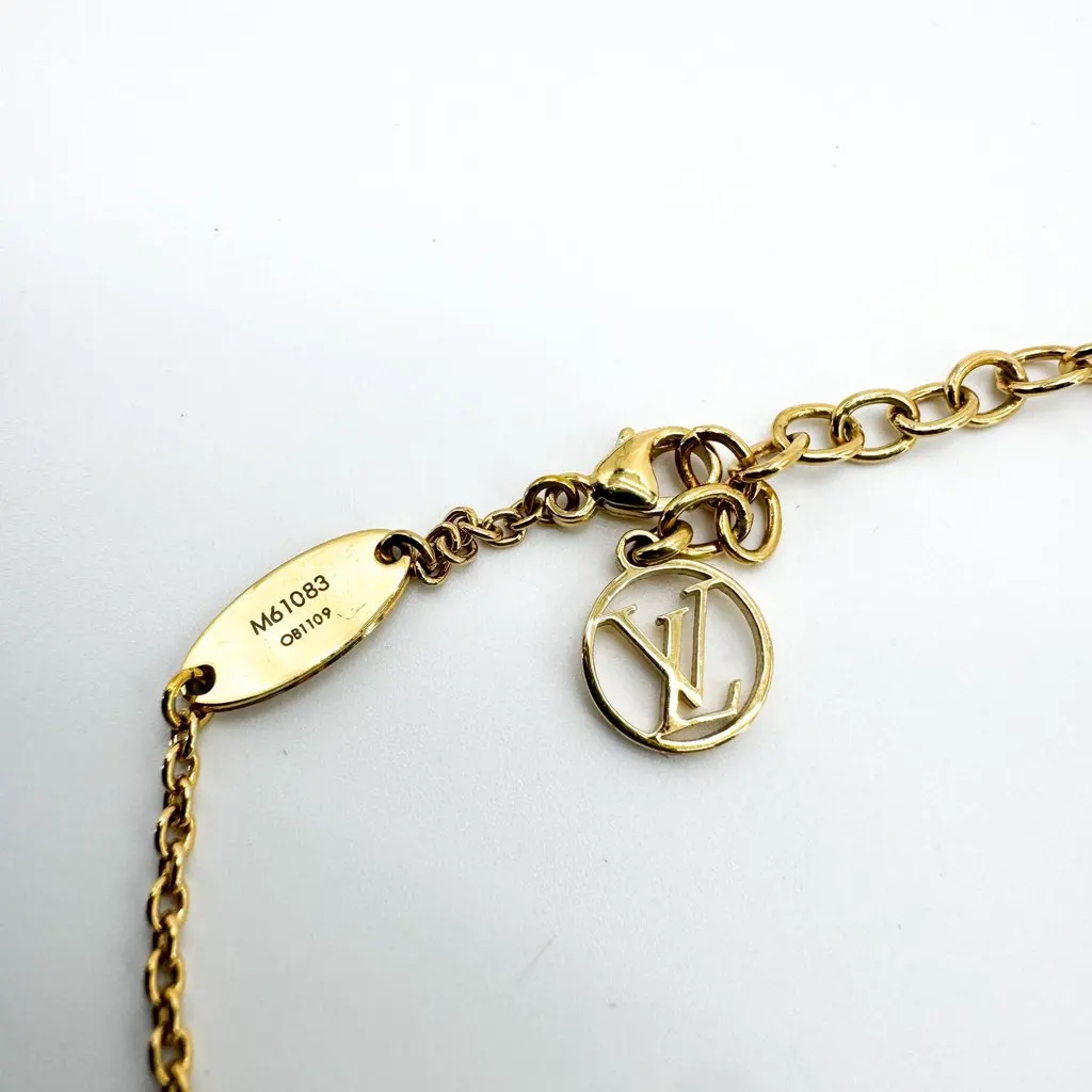 Louis Vuitton Essential V Necklace Gold Gold Very good - Model View