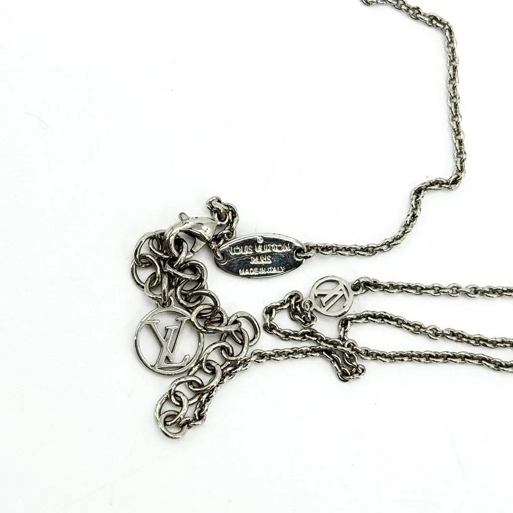 Louis Vuitton Essential V Necklace Silver Silver Fair - Model View