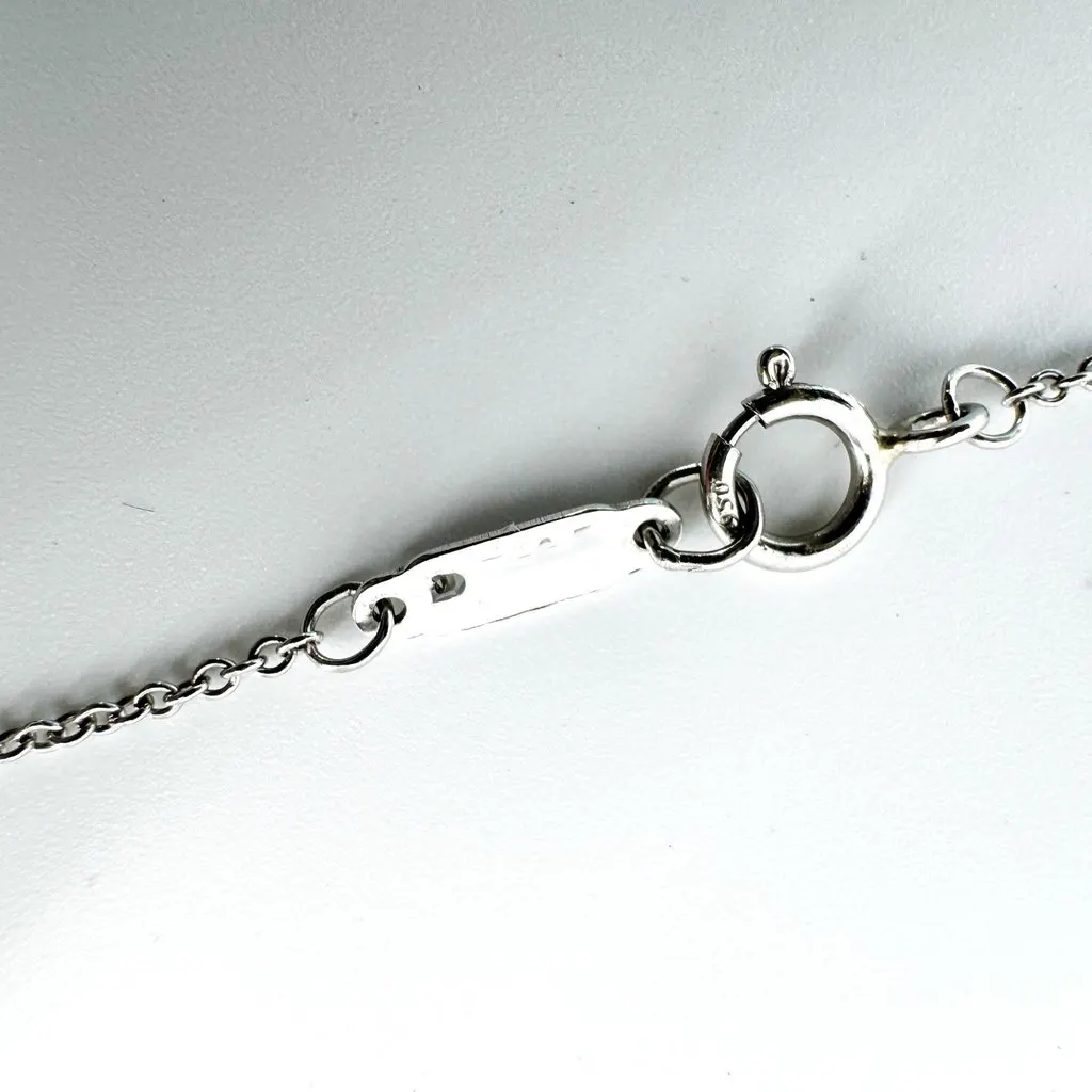 Tiffany & Co . Platinum Solitaire Diamond Pendant Necklace Silver Very good - Model View