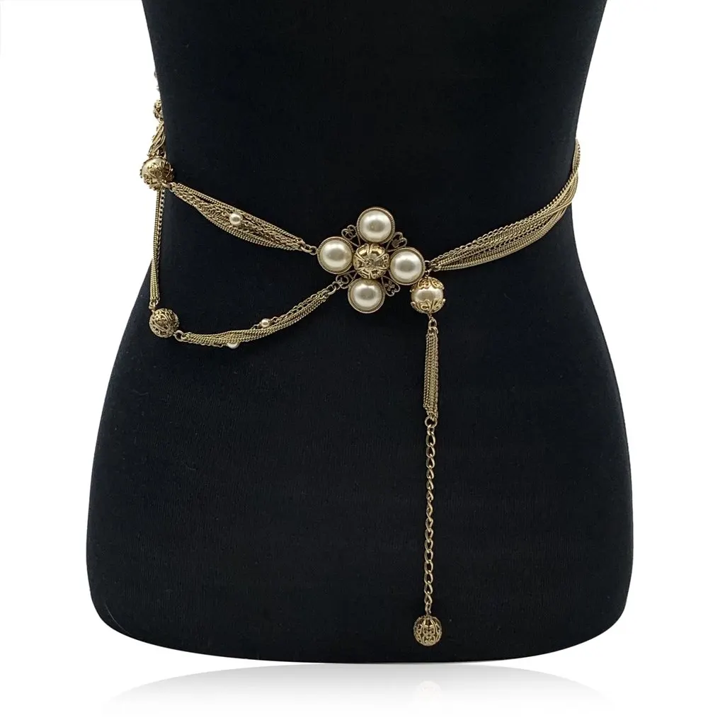 Chanel Necklace Gold Lace Good - Model View