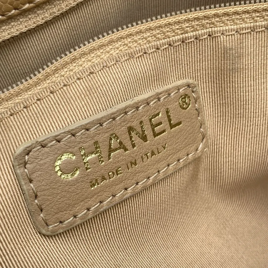 Chanel Tote Bag Grand shopping Beige Leather Good - Model View