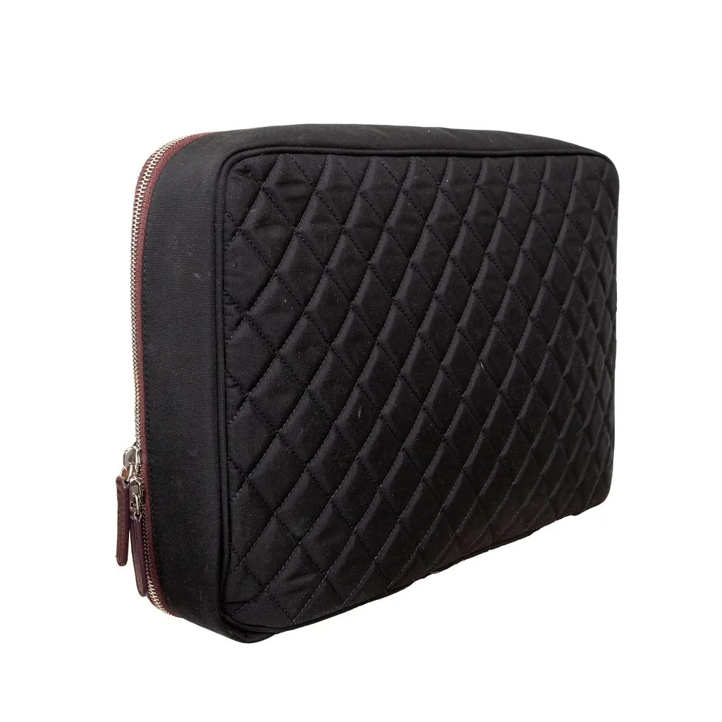 Chanel Quilted Laptop Case - '00s Burgundy Good - Model View