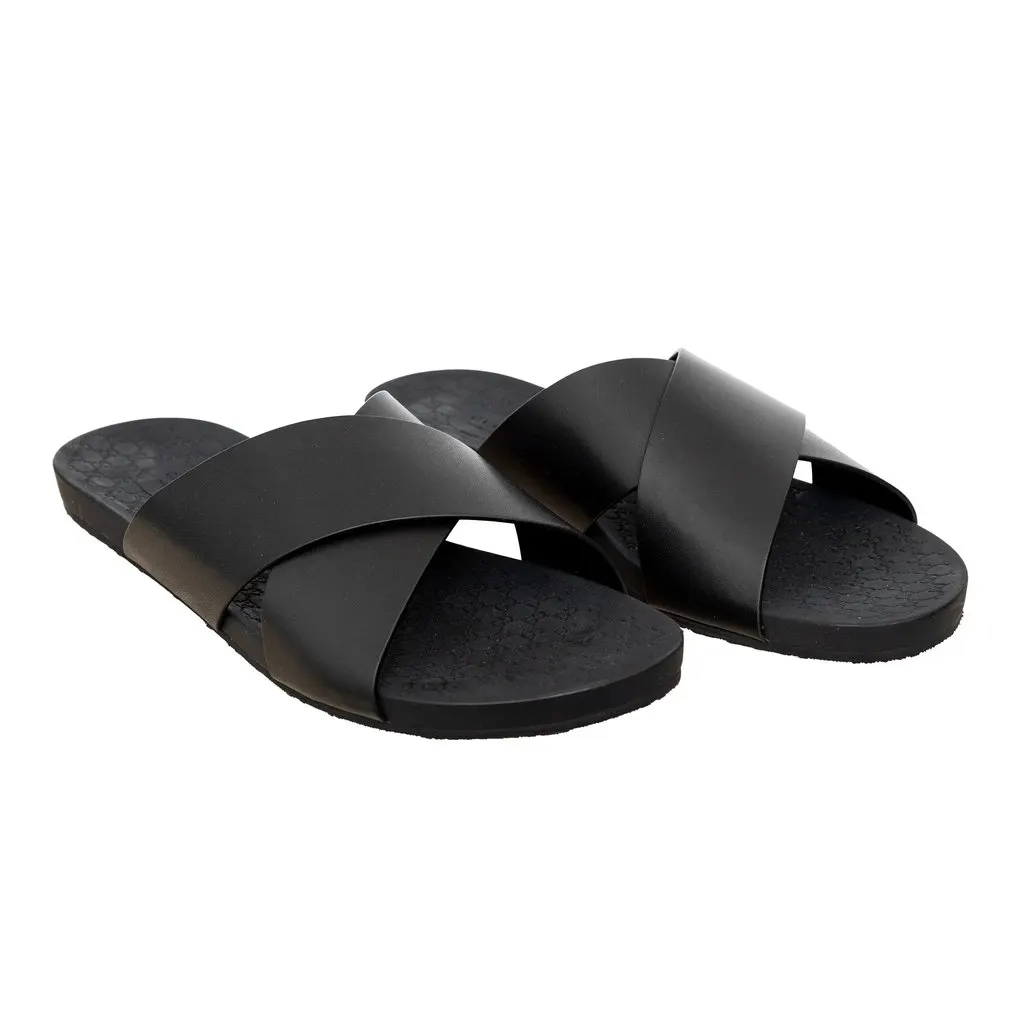 Gucci Leather Sandals - '10s Black Leather Good - Model View