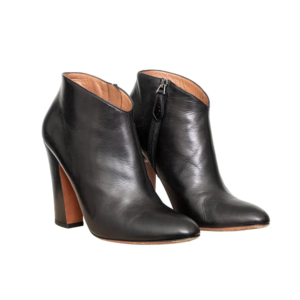 Alaïa Ankle Boots - '00s Black Leather Good - Model View