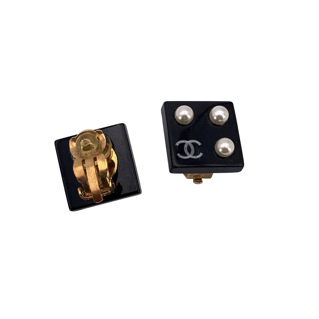 Chanel Earrings Black Good - Model View