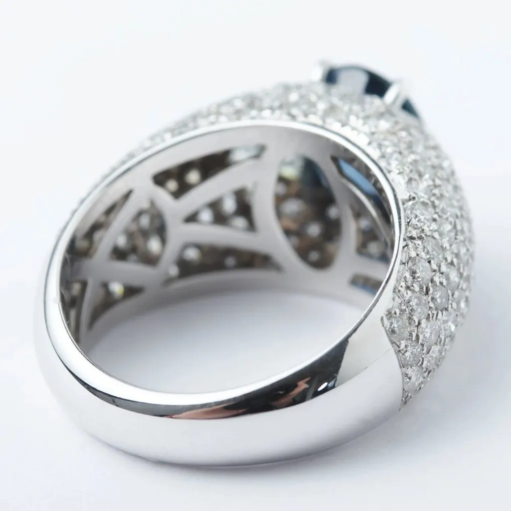 Unsigned Oval Sapphire & Diamond Pavé Ring – White Gold - '90s White Good - Model View