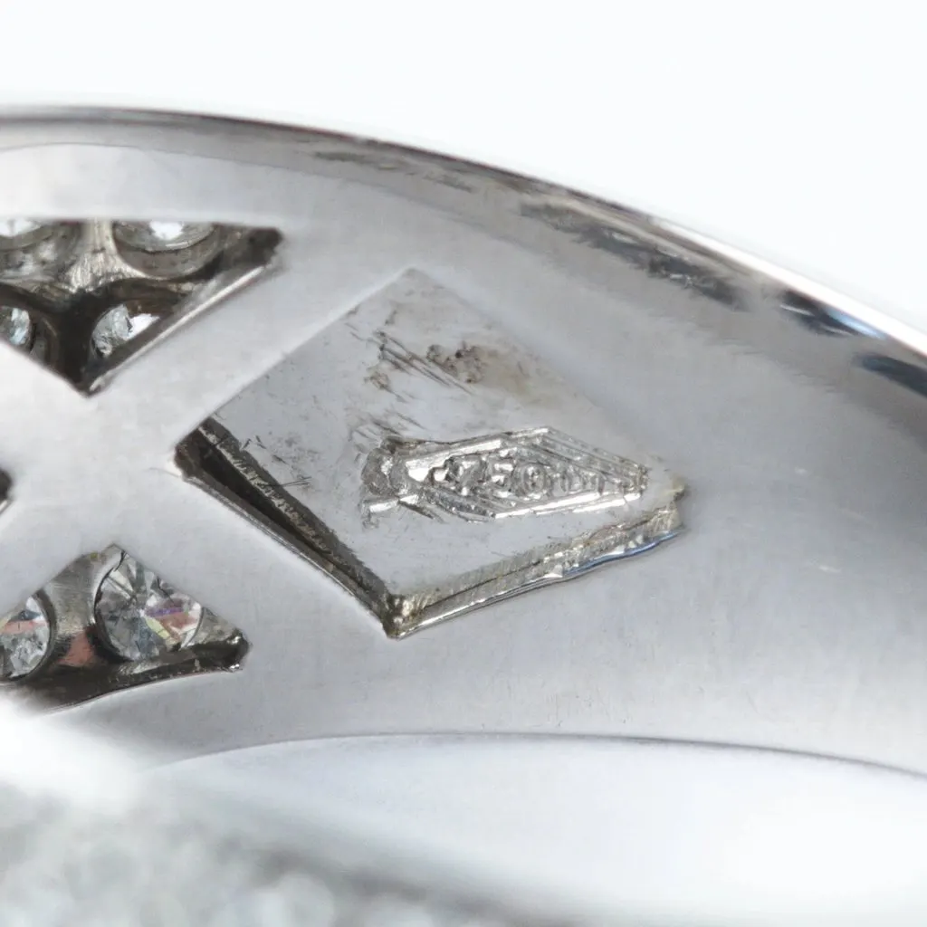 Unsigned Oval Sapphire & Diamond Pavé Ring – White Gold - '90s White Good - Box View