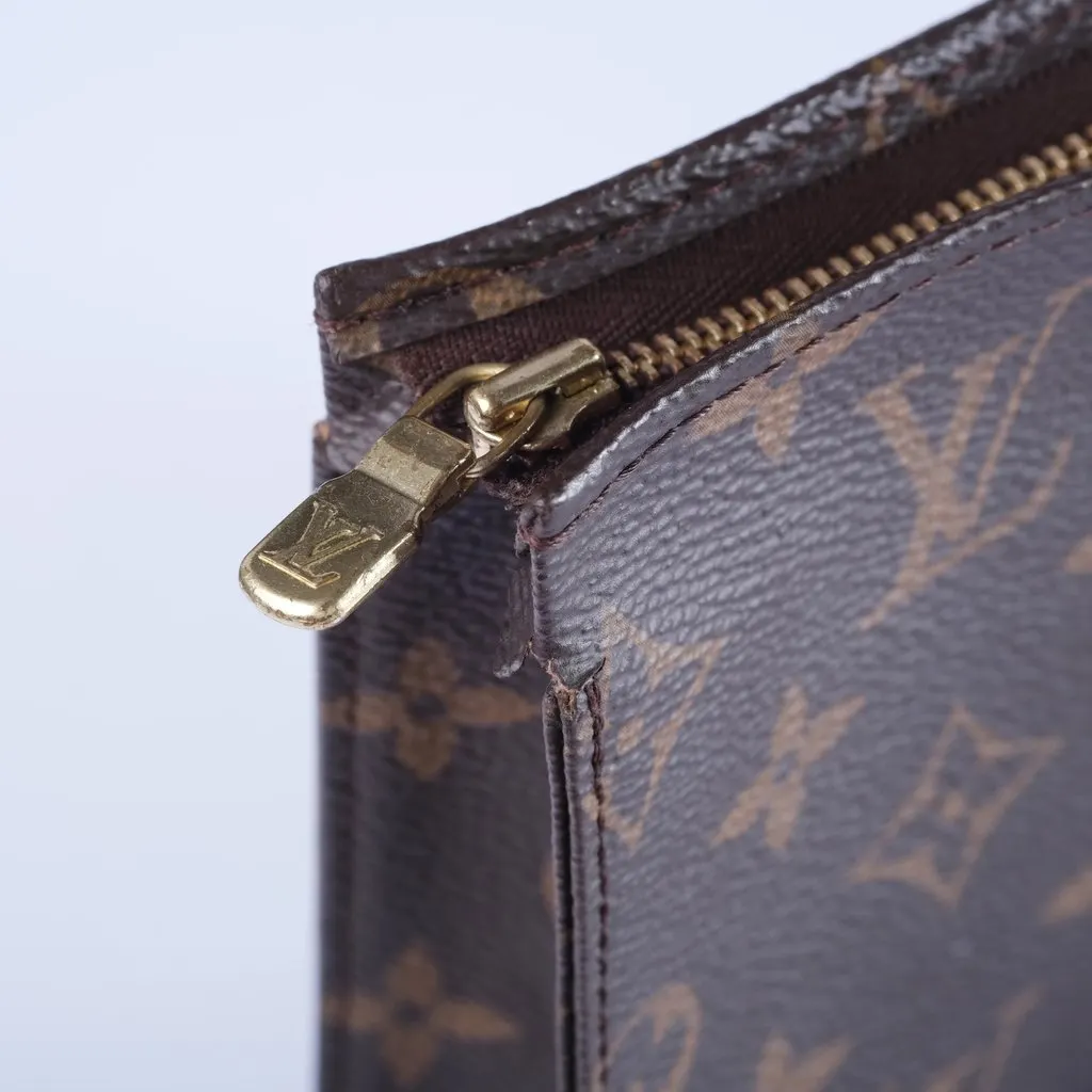 Louis Vuitton Monogram Toiletry Pouch 26 - '10s Beige Canvas Good - Model View