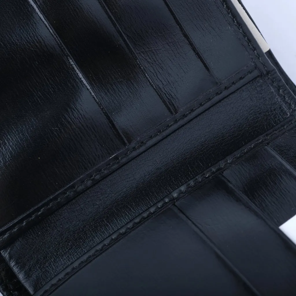 Gucci Bifold Wallet Compact G Logo - '00s Black Leather Good - Model View