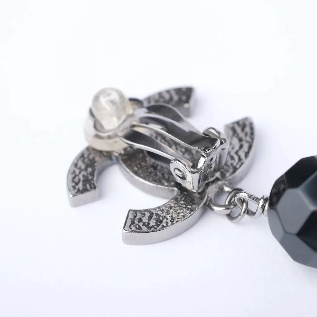 Chanel earrings - '10s Black Good - Model View