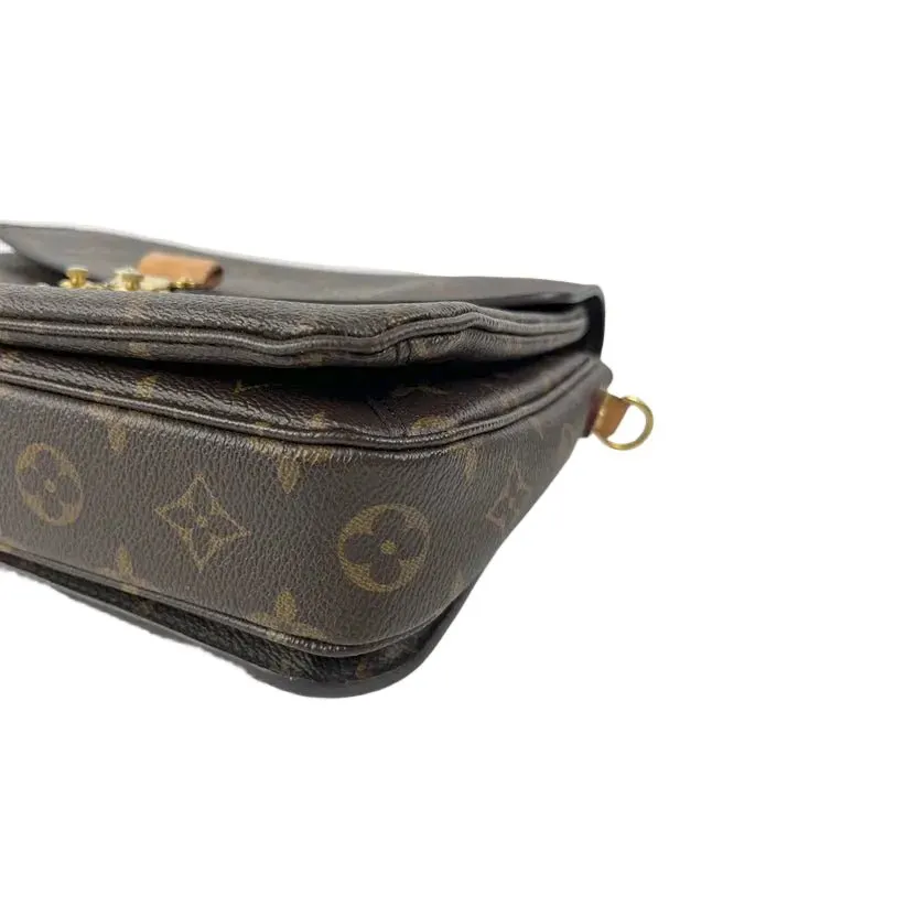Louis Vuitton Monogram Pochette Metis White Canvas Good - Model View