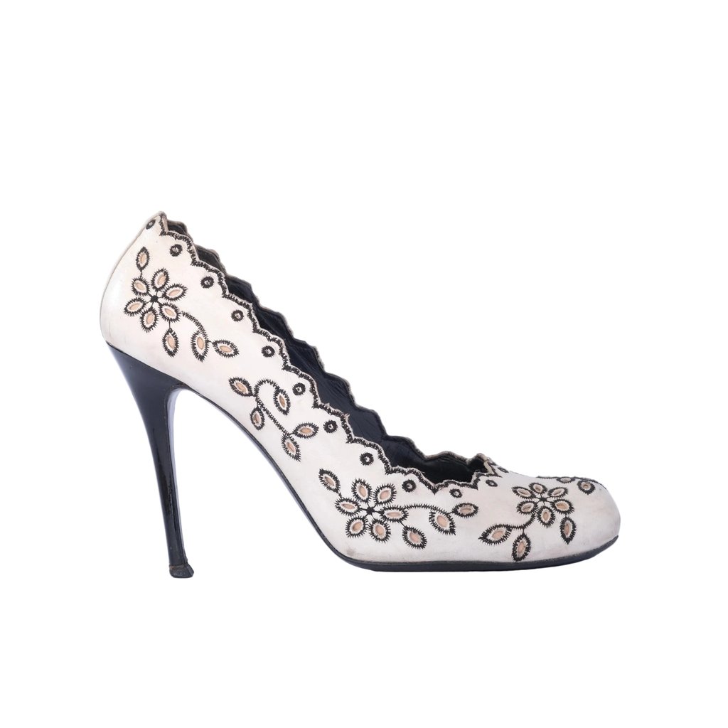 Alexander McQueen Floral Cutwork Leather Pumps -'00s Black E