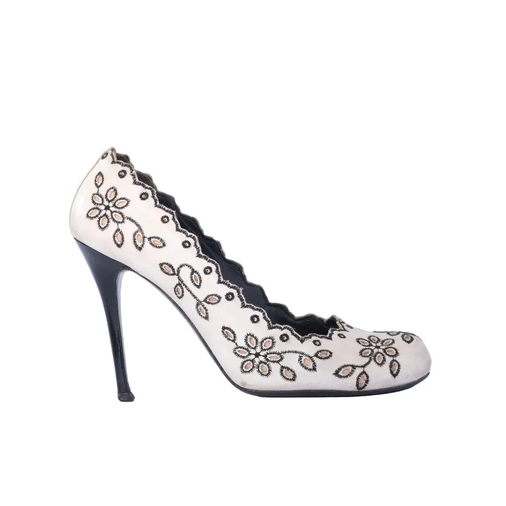 Alexander McQueen Floral Cutwork Leather Pumps -'00s Black Leather Good - Front View