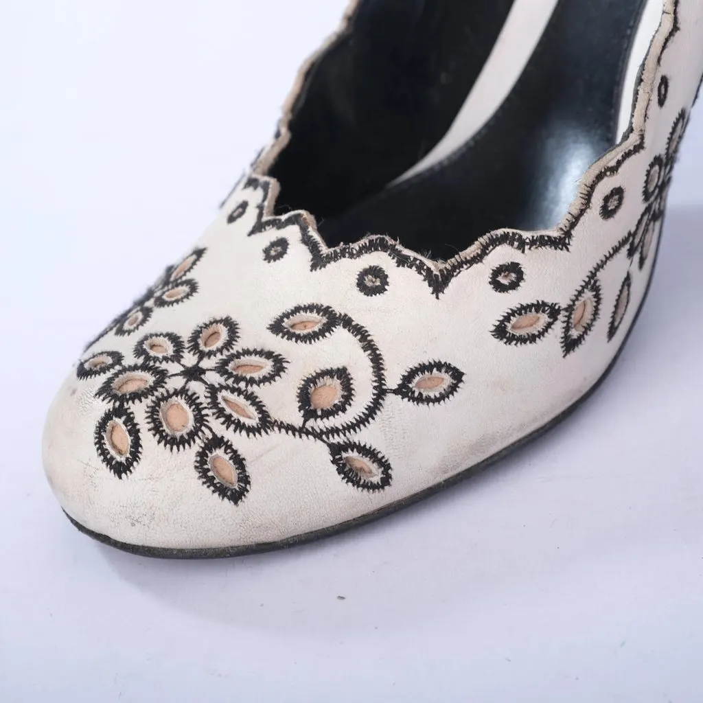 Alexander McQueen Floral Cutwork Leather Pumps -'00s Black Leather Good - Model View