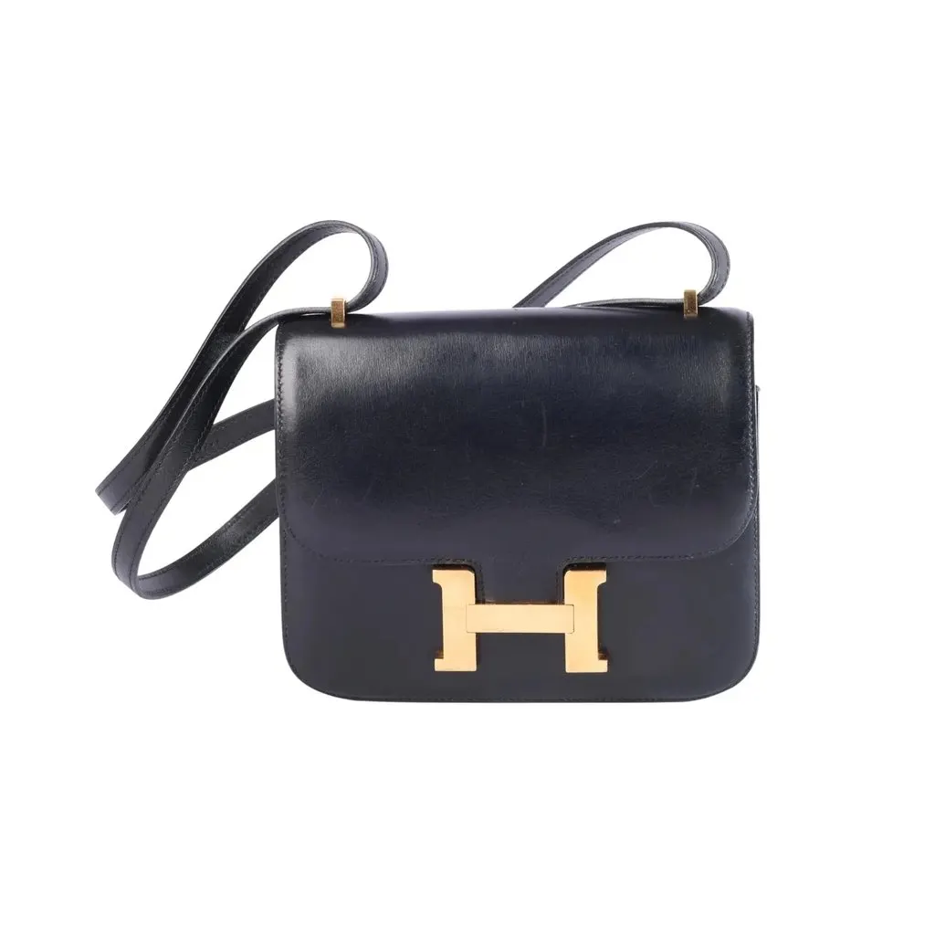 Hermès Constance 18 Black Box Calfskin Shoulder Bag - '80s Black Leather Good - Model View