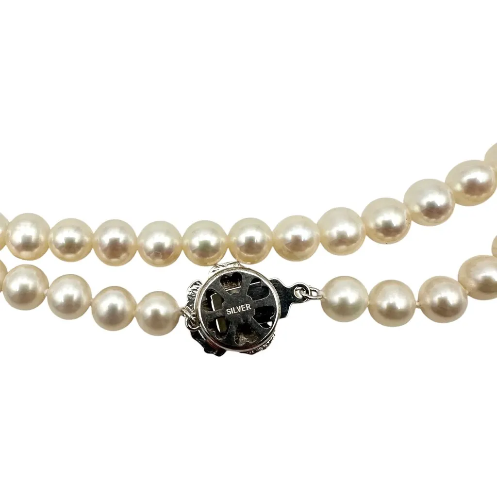 Unsigned Necklace White Lace Good - Model View