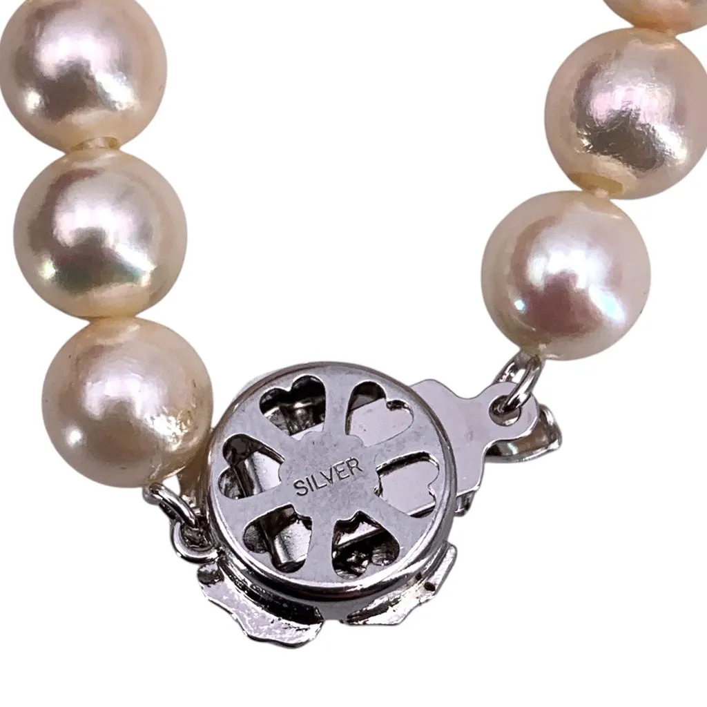 Unsigned Necklace White Lace Good - Model View