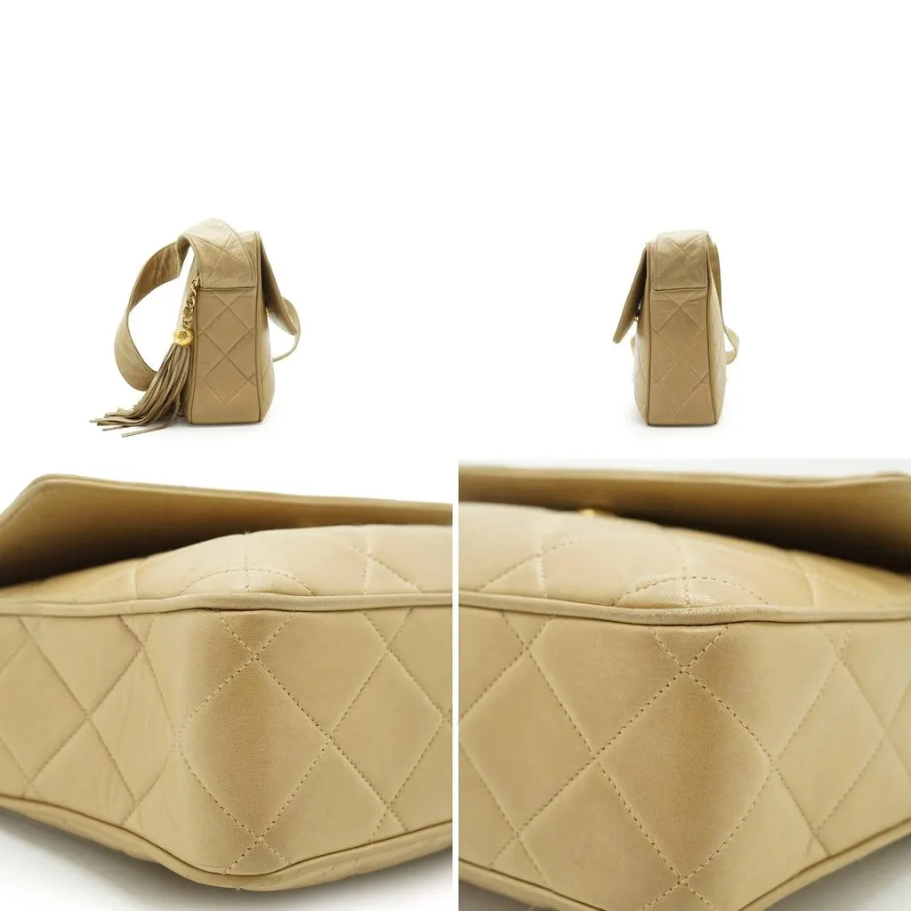 Chanel Shoulder Bag Vintage Camera Beige Leather Good - Model View