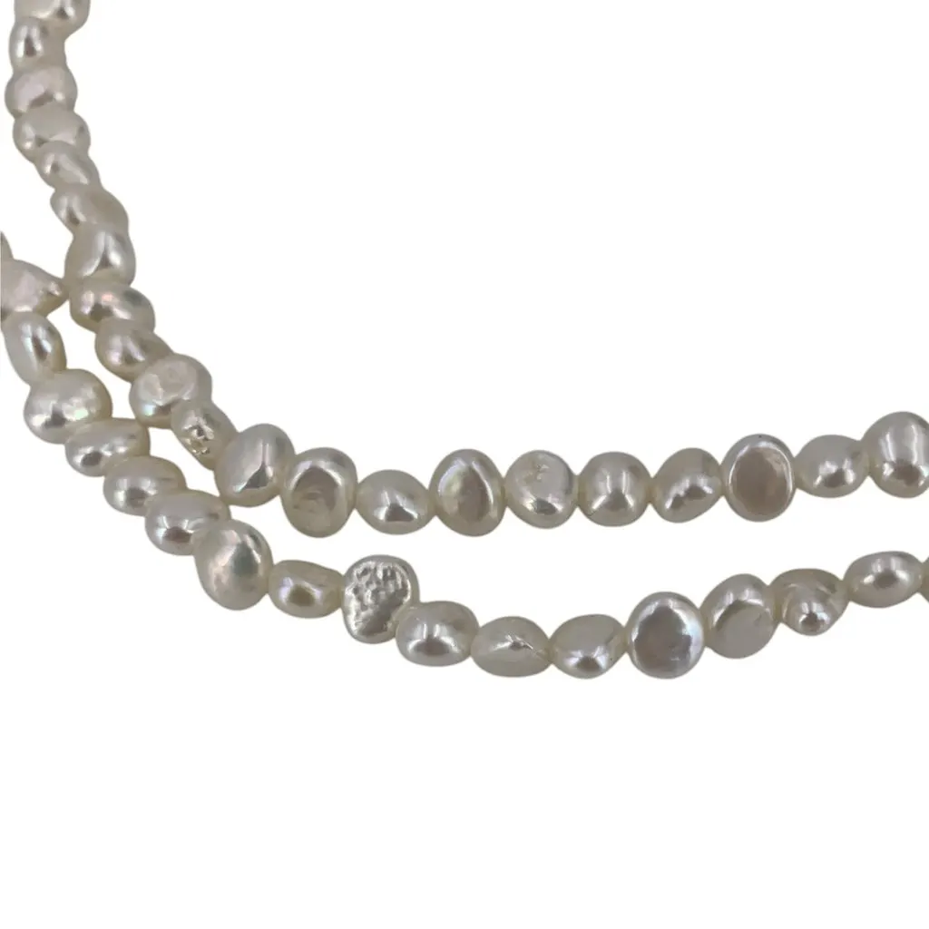 Unsigned Necklace White Lace Good - Model View