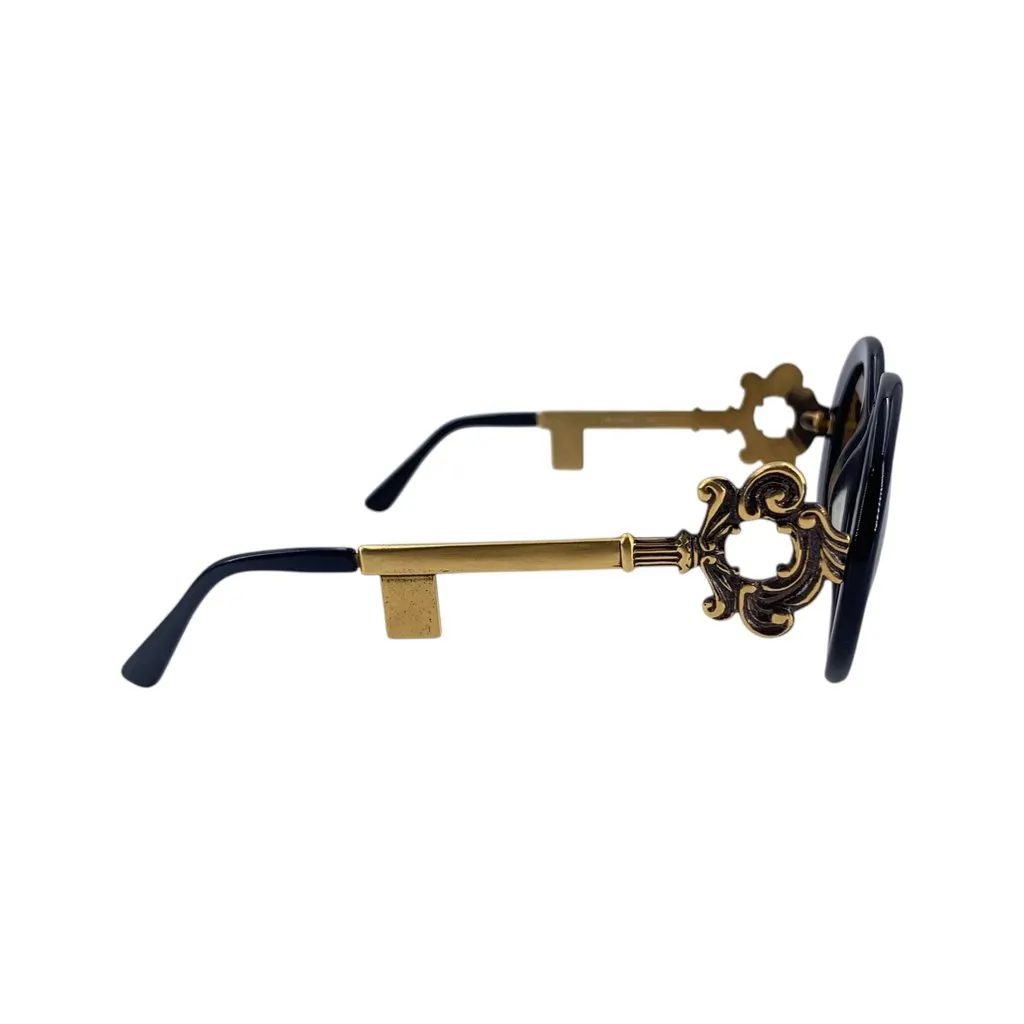 Unsigned Sunglasses Black Leather Good - Model View