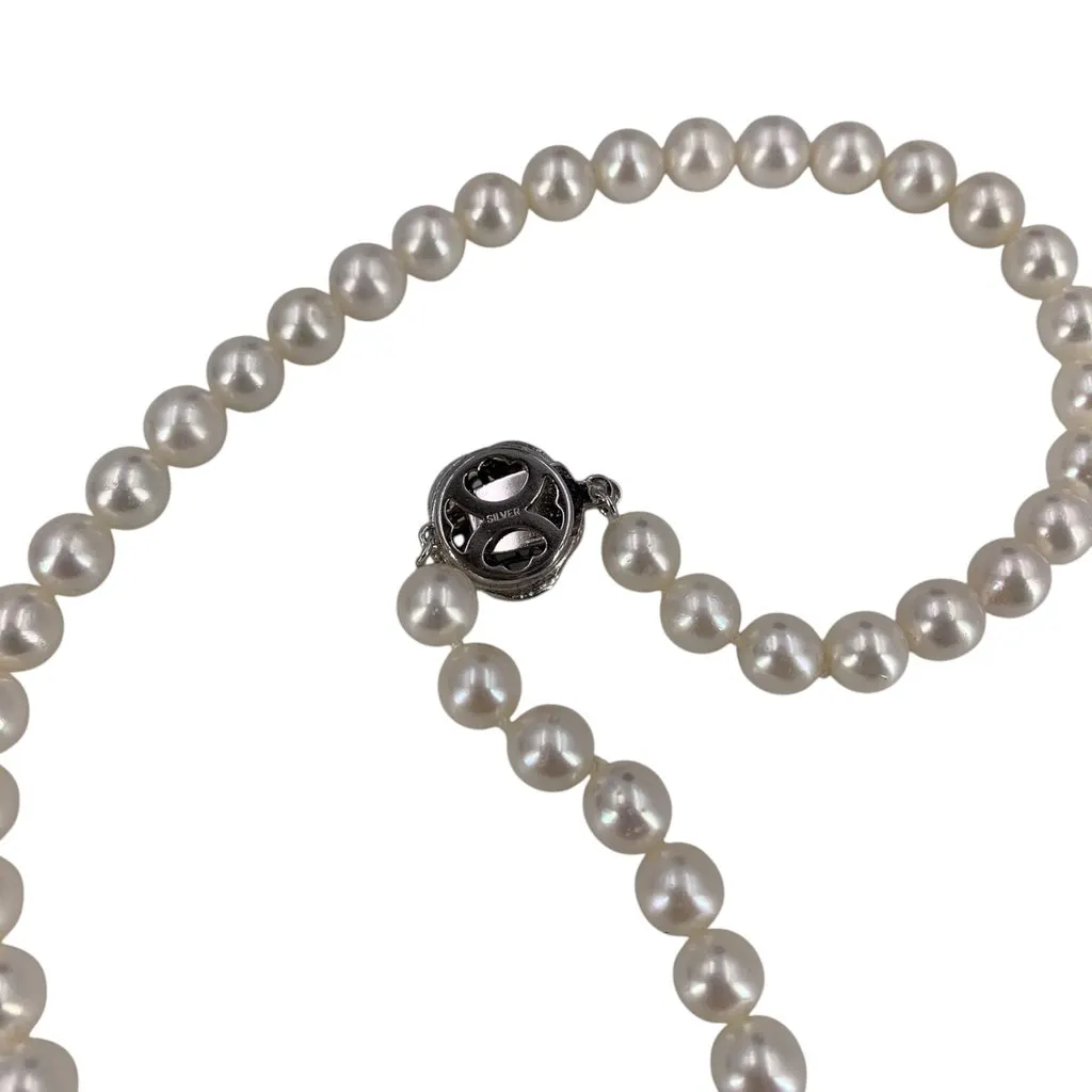 Unsigned Necklace Beige Lace Good - Model View
