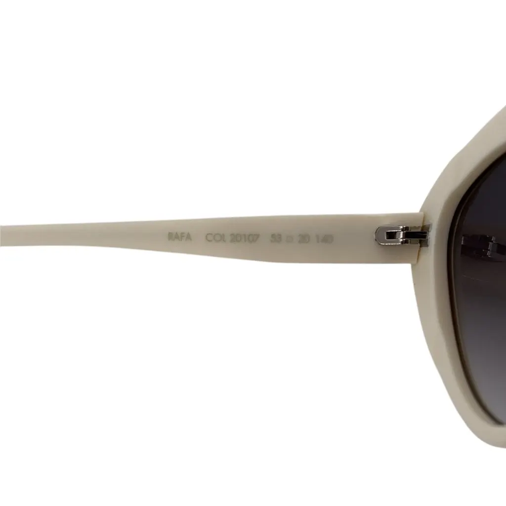 Unsigned Sunglasses Beige Good - Model View