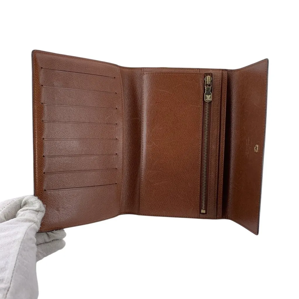 Louis Vuitton Wallet Brown Canvas Good - Model View
