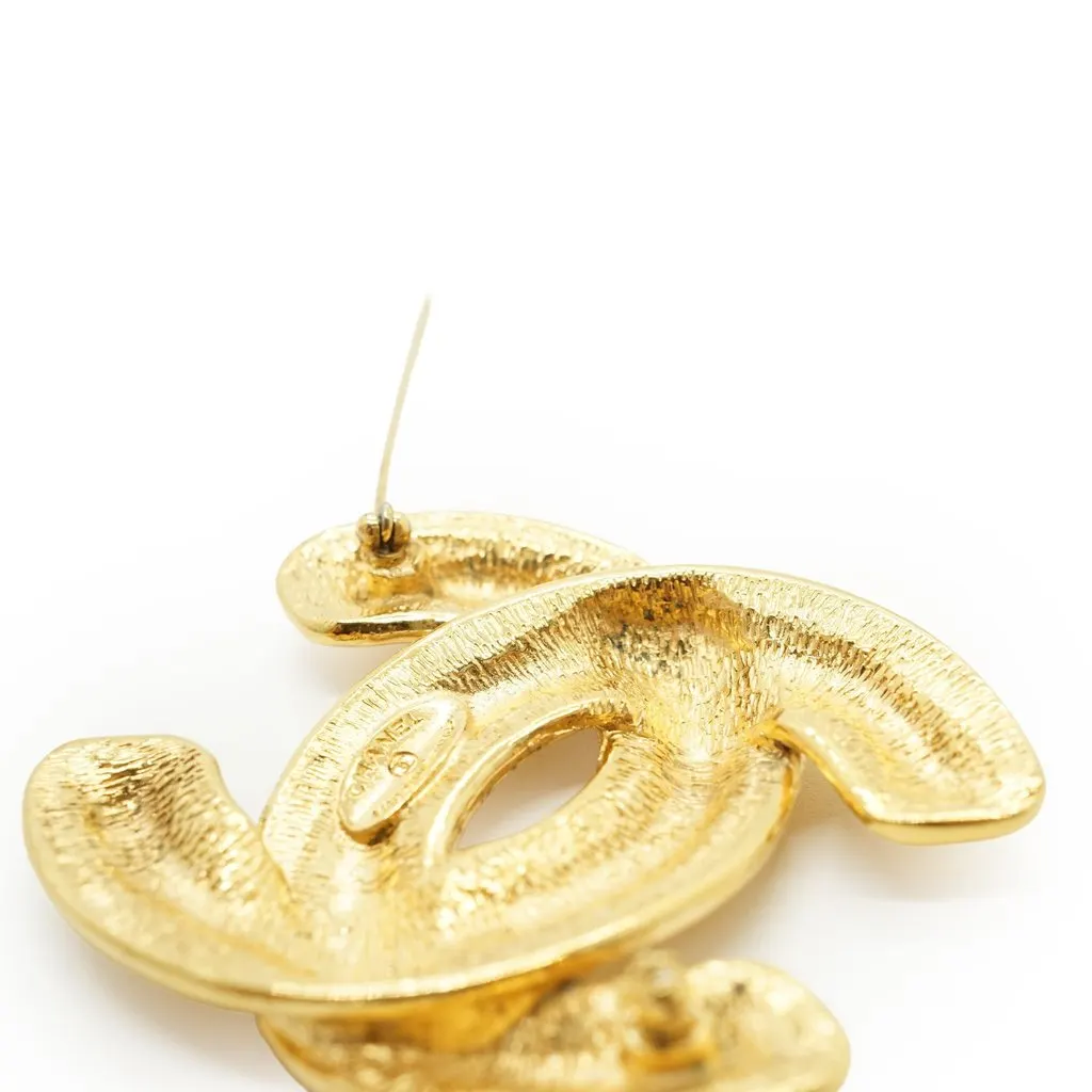 Chanel Brooch Gold Good - Model View