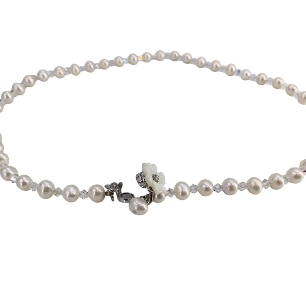 Unsigned Necklace White Lace Good - Model View