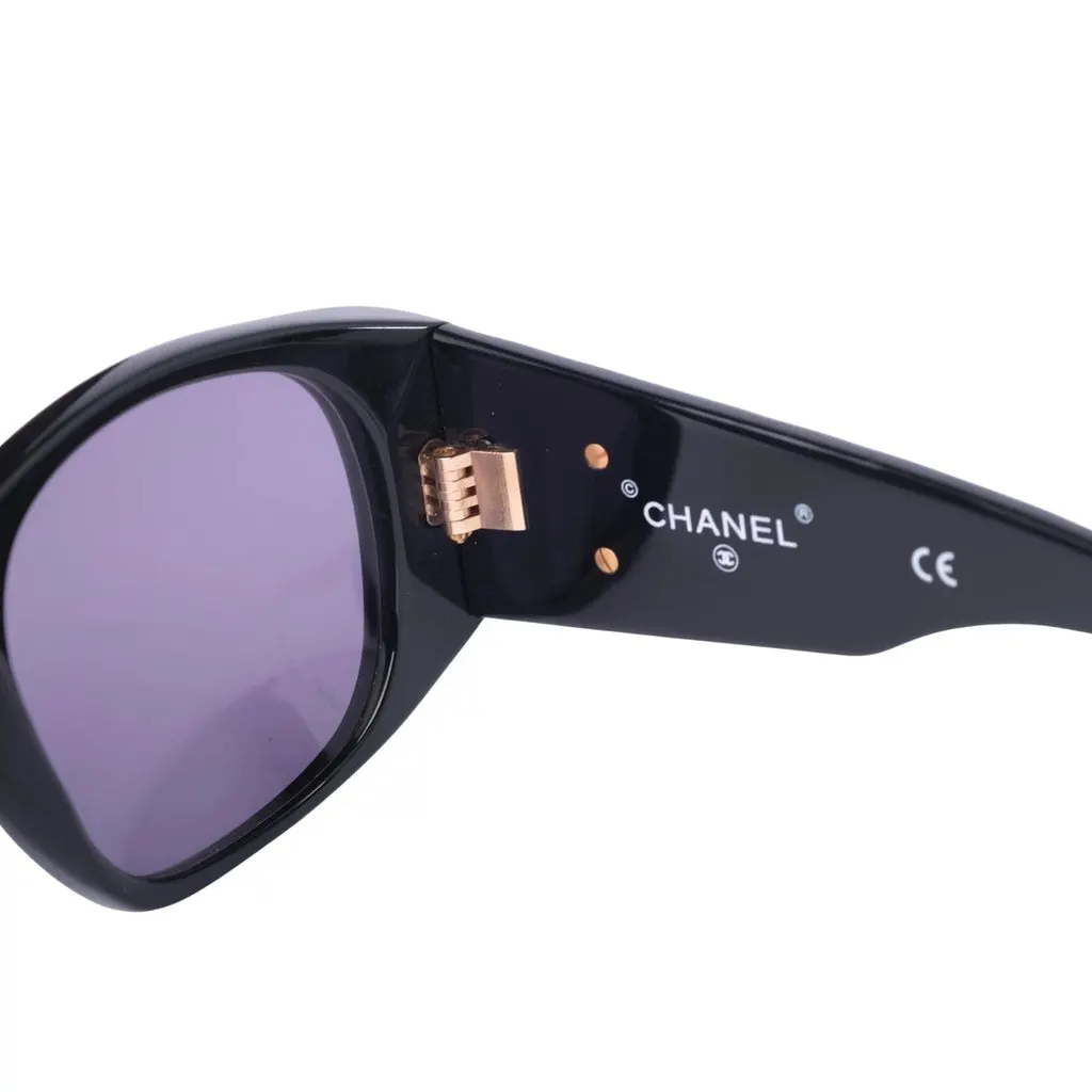 Chanel Black Quilted CC Sunglasses - '00s Black Good - Model View