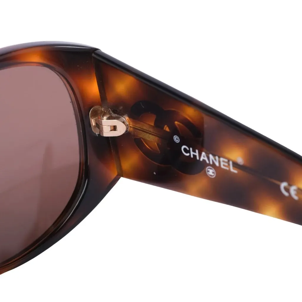 Chanel Oversized Tortoiseshell CC Sunglasses - '90s Brown Good - Model View