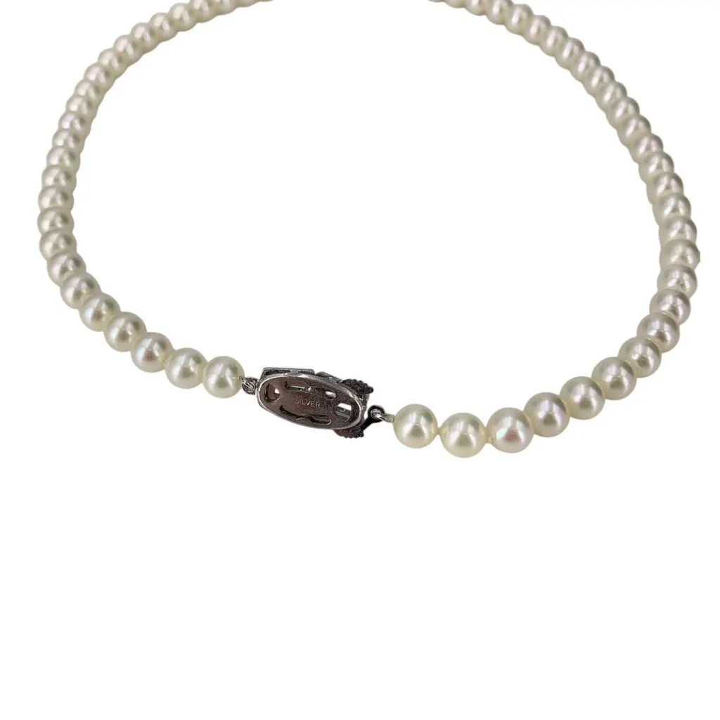 Unsigned Necklace White Lace Good - Model View