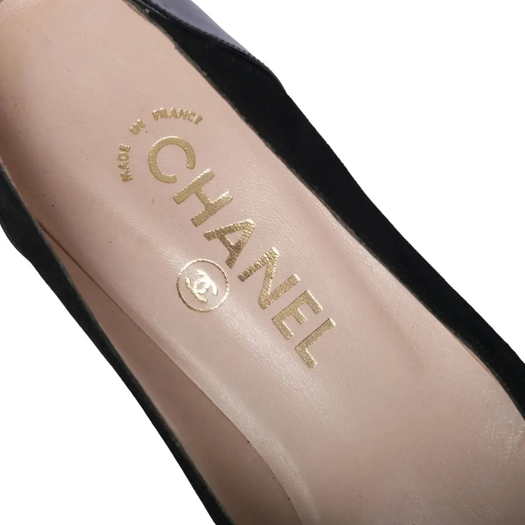 Chanel Black Suede Leather and Patent Leather Pumps - '90s Black Suede Good - Model View