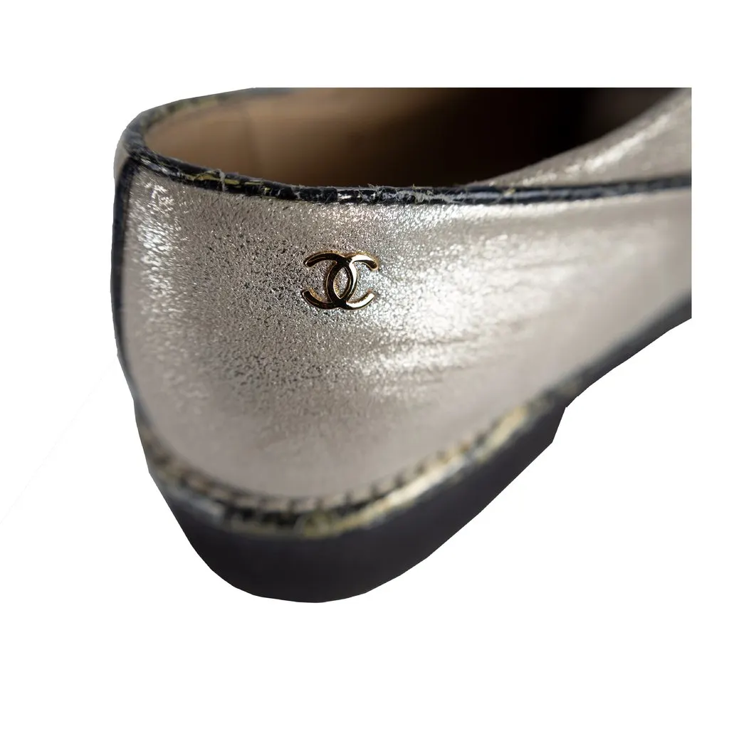 Chanel Two-tone Shimmer Lace-up Oxford Shoes - '10s Black Lace Good - Model View