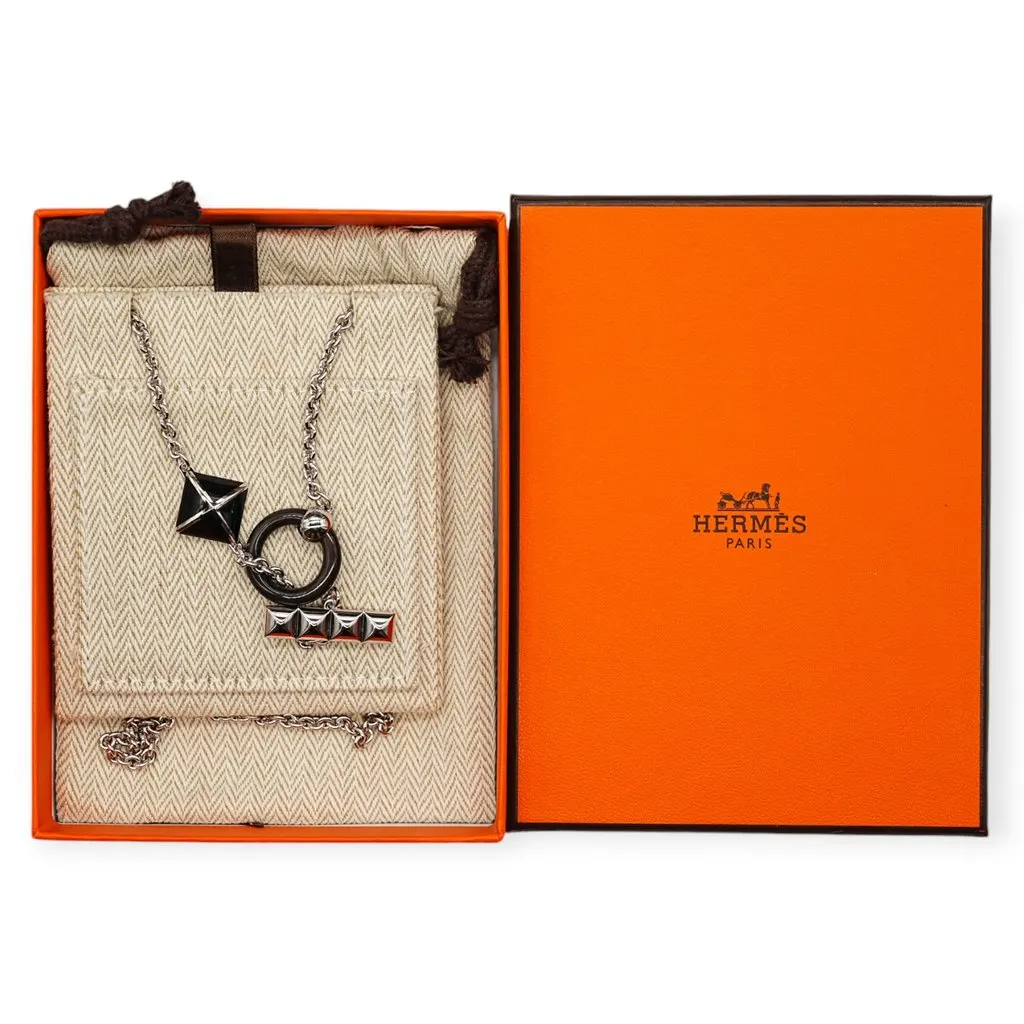 Hermès Medor XO Necklace - '20s Red Lace Good - Model View