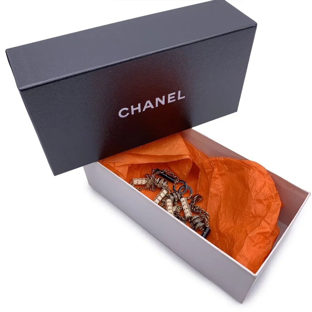 Chanel Necklace Gold Lace Good - Model View