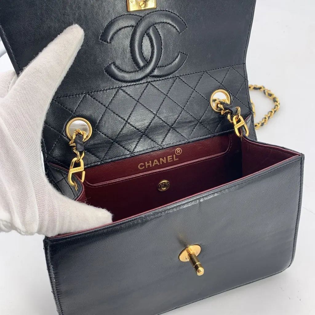 Chanel Crossbody Bag Vintage Trapezio Black Leather Good - Model View