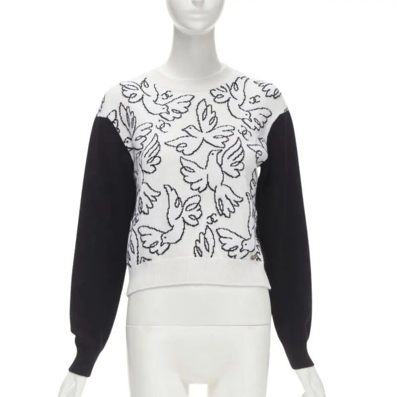 Chanel Dove CC Pullover White Cashmere Never worn - Front View