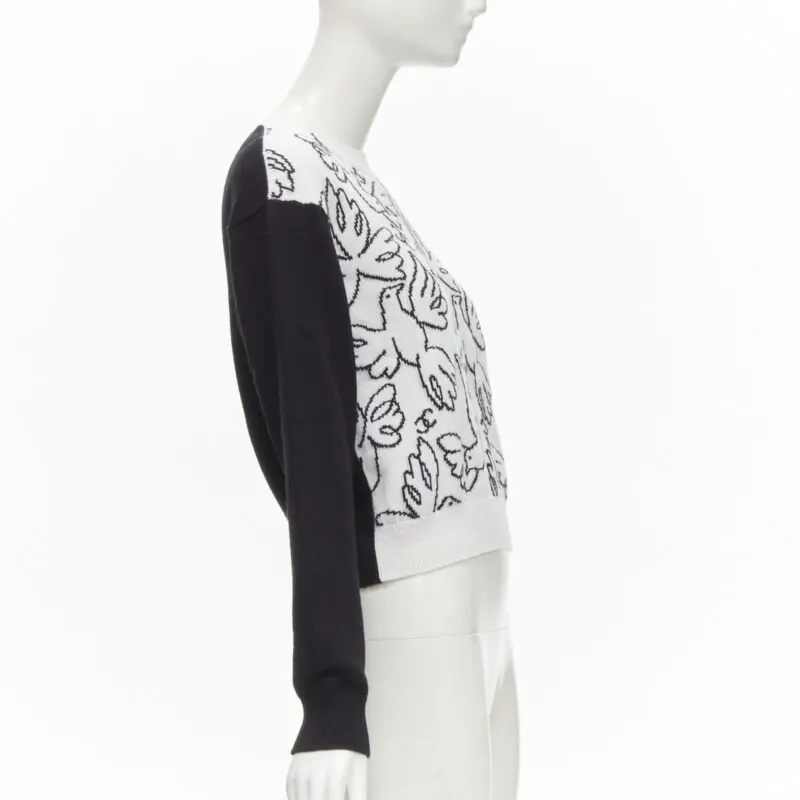 Chanel Dove CC Pullover White Cashmere Never worn - Model View