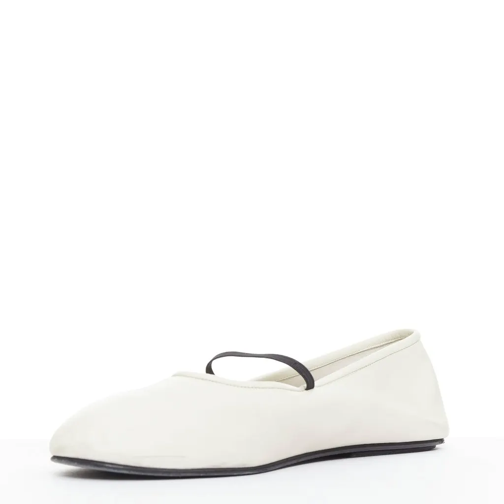 The Row Ecru Leather Ballet flats Beige Leather Good - Model View