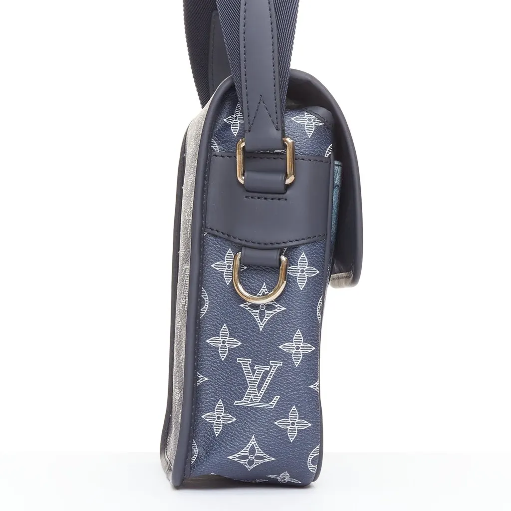 Louis Vuitton Savane Elephant Navy Very good - Model View