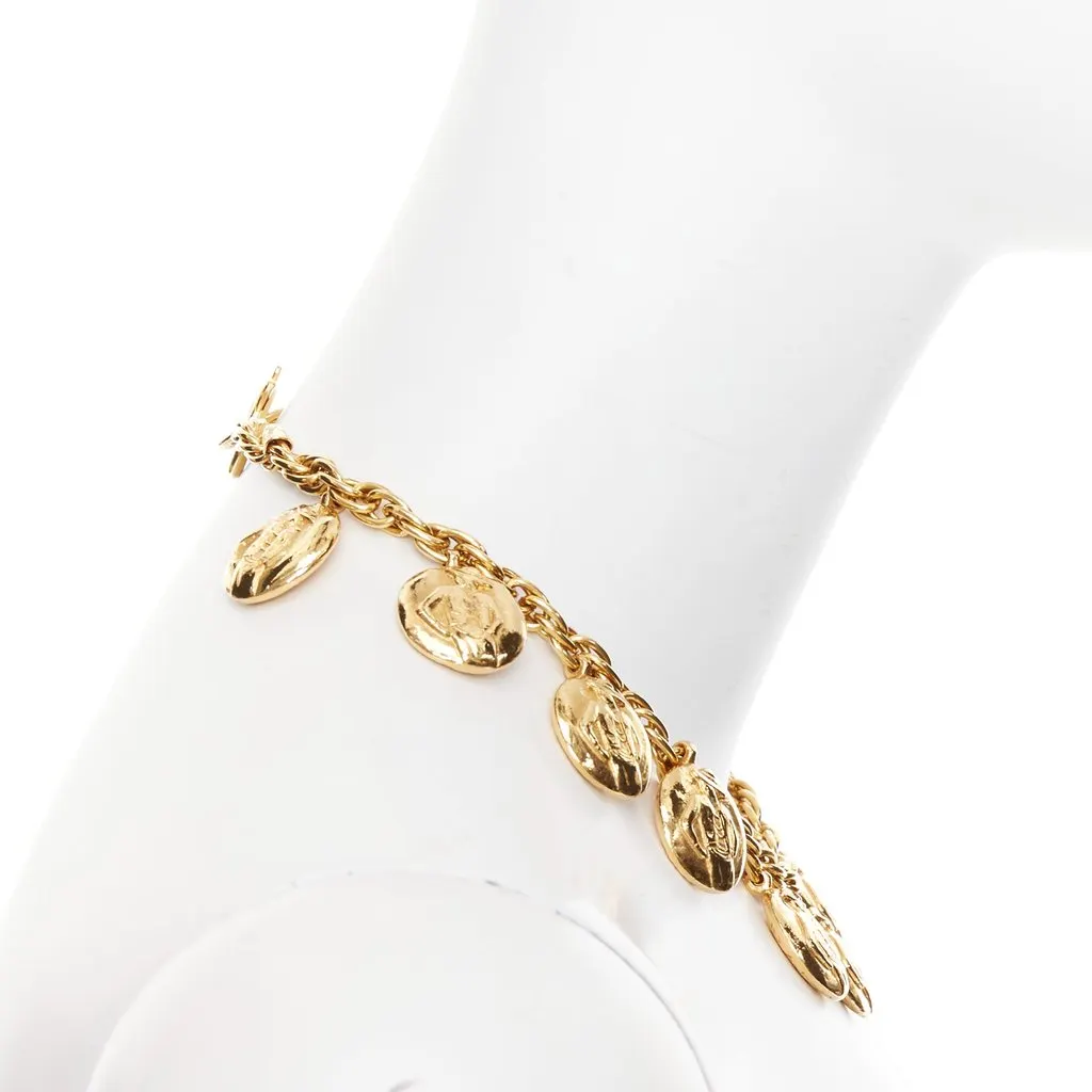 Chanel Gold Metal Necklace Gold Metal Very good - Model View