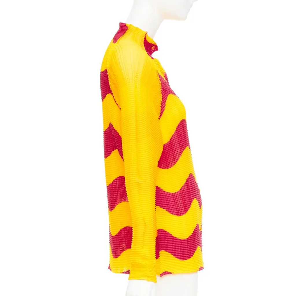 Issey Miyake Yellow Polyester Top Yellow Polyester Very good - Model View