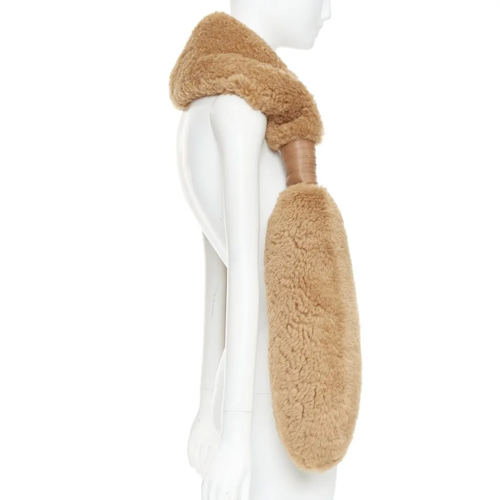 Bottega Veneta Brown Fur Scarf Brown Fur Never worn, with tag - Model View