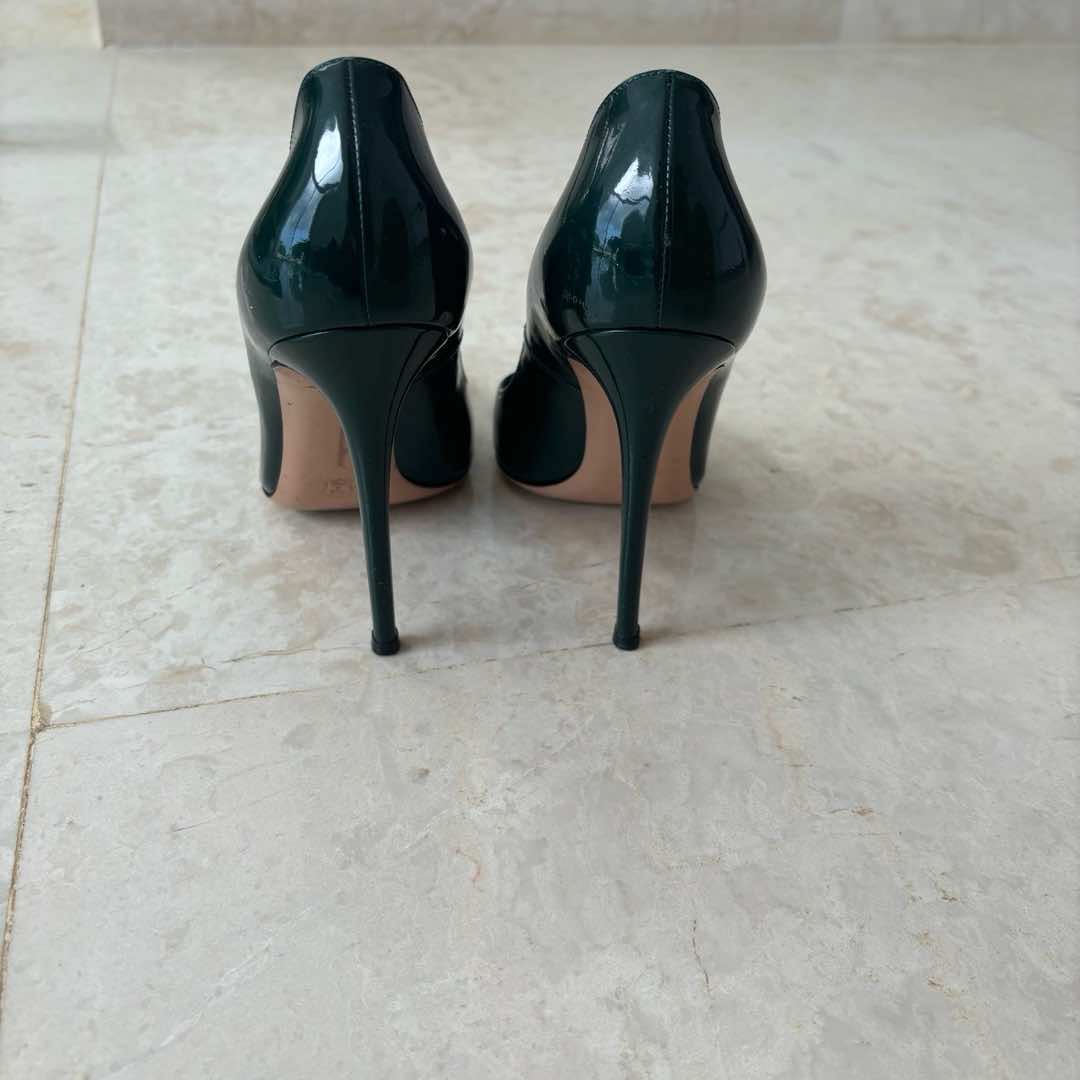 Gianvito Rossi Pumps - Back view