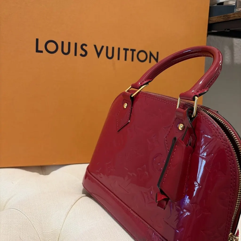 Louis Vuitton Alma BB Monogram Vernis Pomme d'Amour Burgundy Very good - Back View