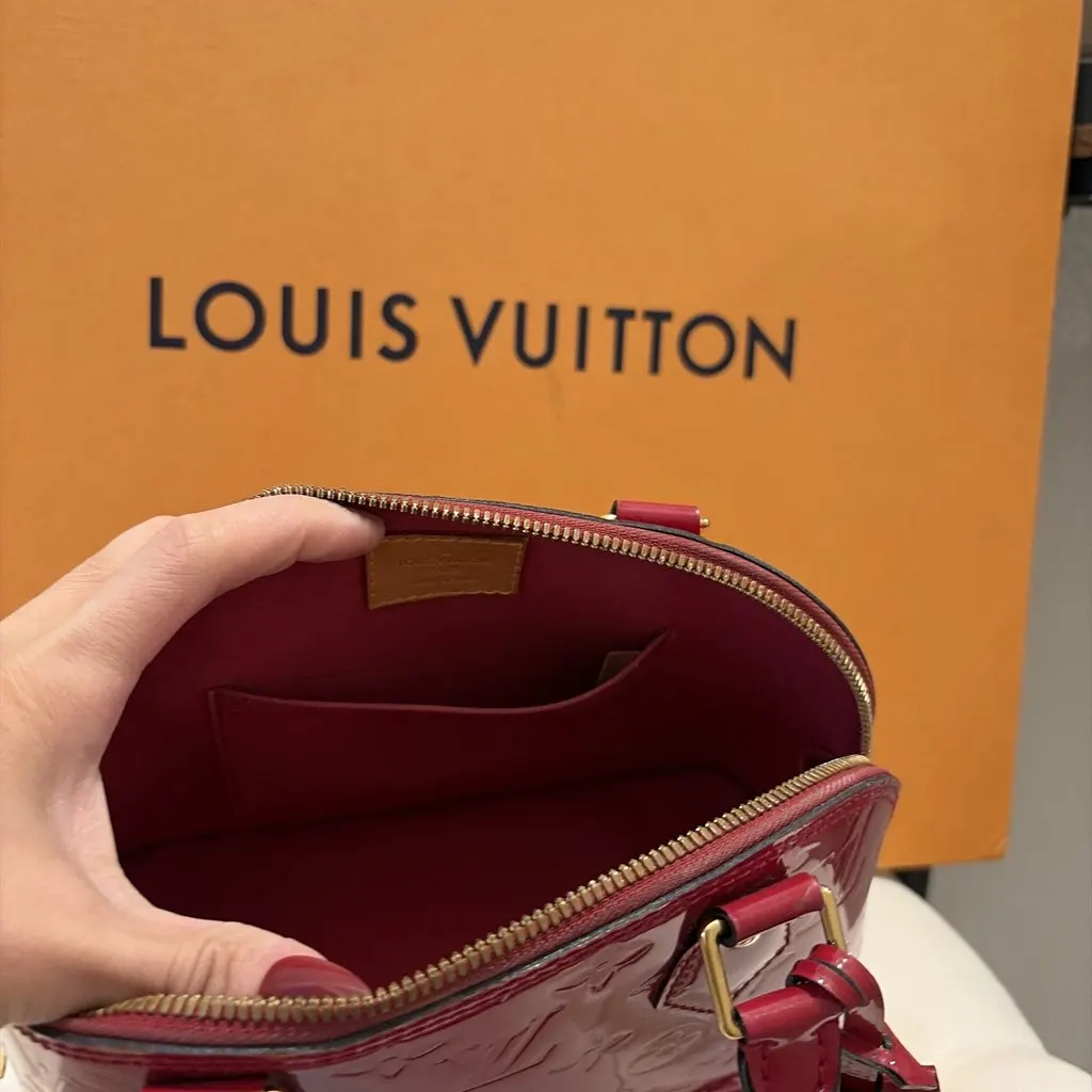 Louis Vuitton Alma BB Monogram Vernis Pomme d'Amour Burgundy Very good - Model View