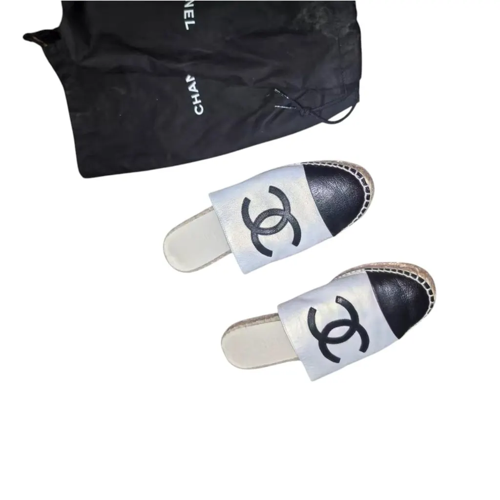 Chanel Chanel Black/White Leather CC Cap Toe Espadrille Flat Mules Size 40 White Leather Very good - Inside View