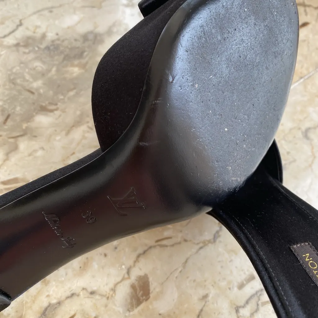 Louis Vuitton Heels Black Canvas Very good - Model View